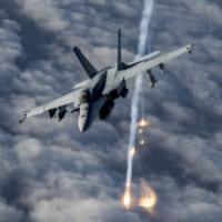 アフガニスタン上空を飛ぶアメリカ海軍のF／A-18E（Image：アメリカ国防総省）