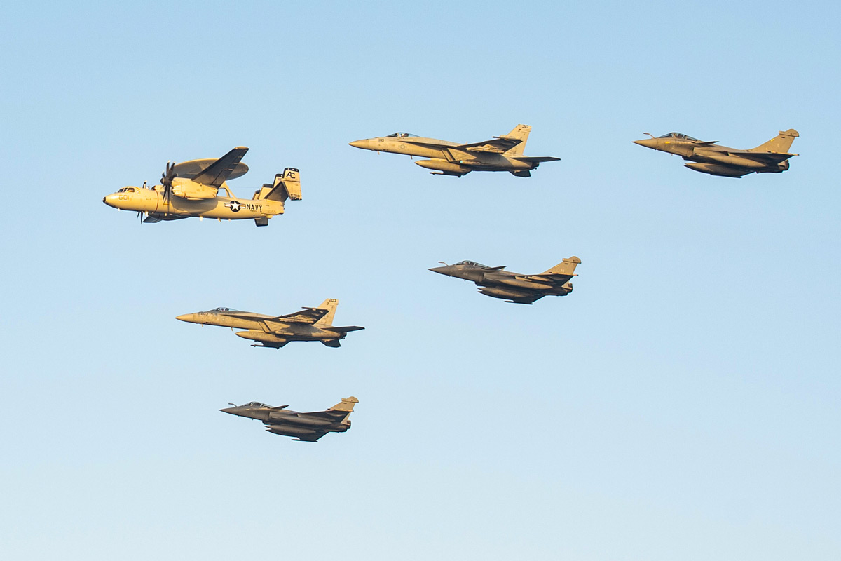 米仏空母が中東で共同運用を実施　対テロ作戦の一環