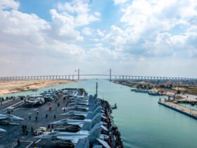 スエズ運河を通過する空母アイゼンハワー（Image：U.S.Navy）