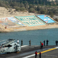 スエズ運河の岸辺に描かれた「エジプトへようこそ」のサイン（Image：U.S.Navy）