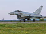 ルーマニアに到着したイギリス空軍のユーロファイター・タイフーン（Image：NATO）