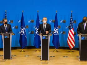 記者会見するブリンケン国務長官（左）ストルテンベルグNATO事務総長（中）オースティン国防長官（右）（Image：NATO）