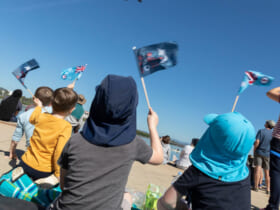 祝賀飛行を見る子どもたち（Image：Commonwealth of Australia）