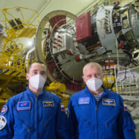 「ナウカ」モジュール前のノヴィツキー宇宙飛行士とドゥヴロフ宇宙飛行士（Image：Roscosmos）