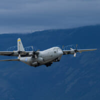 イタリアを発つギリシャ空軍のC-130（Image：USAF）