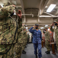 ロナルド・レーガンで乗組員の歓迎を受ける斎藤海将（Image：U.S.Navy）