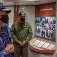 レーガン大統領記念コーナーを見学する斎藤海将（Image：U.S.Navy）