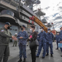 飛行甲板で説明を受ける斎藤海将ら海上自衛隊一行（Image：U.S.Navy）
