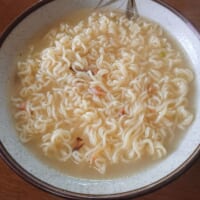 白いスープに細麺、所々に見えるエビとシイタケが「チャンポンめん」なのです。