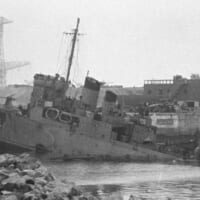 ノルマンディ・ドックに突っ込んだ駆逐艦キャンベルタウン（Image：Crown Copyright）