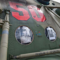 ヘリコプターの窓には戦争中の兵士の肖像写真（Image：ロシア国防省）