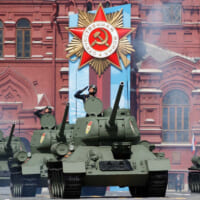 赤の広場を進むT-34戦車の一群（Image：ロシア国防省）