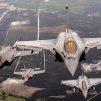 フランス上空で編隊飛行するアメリカのF-35とフランスのラファール（Image：USAF）