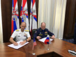 INCSEAの合意書に署名するアメリカ（左）ロシア（右）両海軍の代表（Image：U.S.Navy）