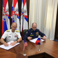 INCSEAの合意書に署名するアメリカ（左）ロシア（右）両海軍の代表（Image：U.S.Navy）