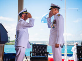 司令官交代式でのパパロ大将（左）右は前任者で太平洋軍司令官のアキリーノ大将（Image：U.S.Navy）