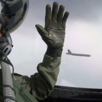 B-52に手を挙げて挨拶するデンマーク空軍F-16のパイロット（Image：デンマーク空軍）