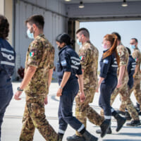 FODチェックをするイタリア空軍とイスラエル空軍の兵士（Image：イスラエル空軍）
