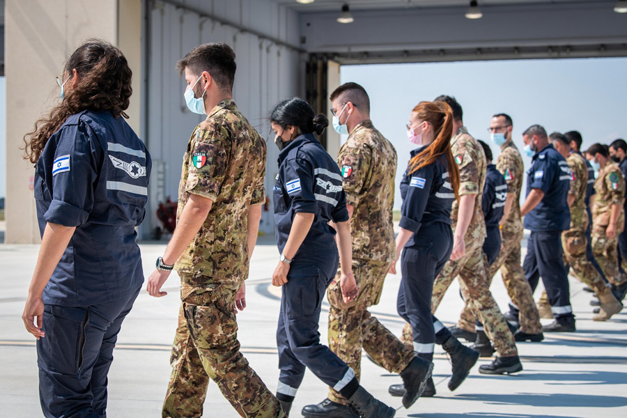 FODチェックをするイタリア空軍とイスラエル空軍の兵士（Image：イスラエル空軍）
