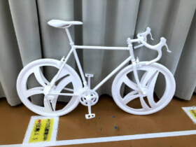 発泡スチロールで作られた実物大の自転車（木村鋳造所提供）