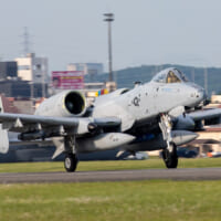 中継地の横田基地を離陸するA-10（Image：USAF）