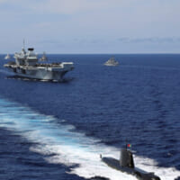 地中海を航行する空母クイーン・エリザベスとアスチュート級原子力潜水艦（Image：Crown Copyright）