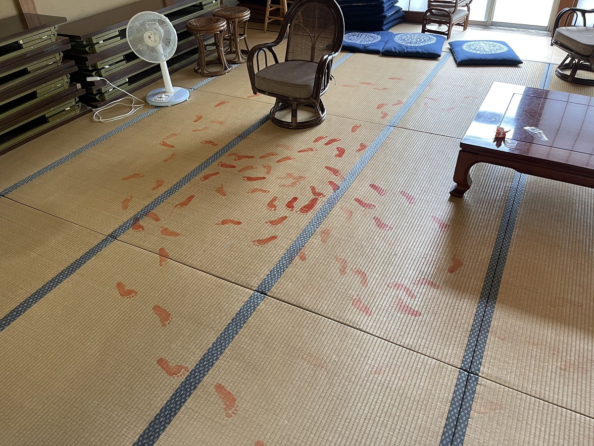 事件現場？畳に残された赤い足跡……子どものいたずらにドキッ！