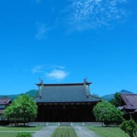 かつてあった会津藩の藩校「日新館」を完全復元した施設が「會津藩校日新館」。山沿い付近に建設されています。