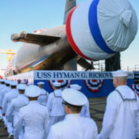 潜水艦ハイマン・G・リッコーヴァー（SSN-795）命名式で入場する乗組員（Image：U.S.Navy）