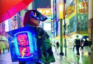日本をサイバーな街に　「セオイネオン」を背負いながら、日々活動するサイバー促進活動家が話題。