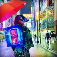日本をサイバーな街に　「セオイネオン」を背負いながら、日々活動するサイバー促進活動家が話題。