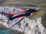 英仏海峡のホワイト・クリフ上空を飛ぶタイフーン・ディスプレイ特別塗装機（Image：MOD Crown Copyright）