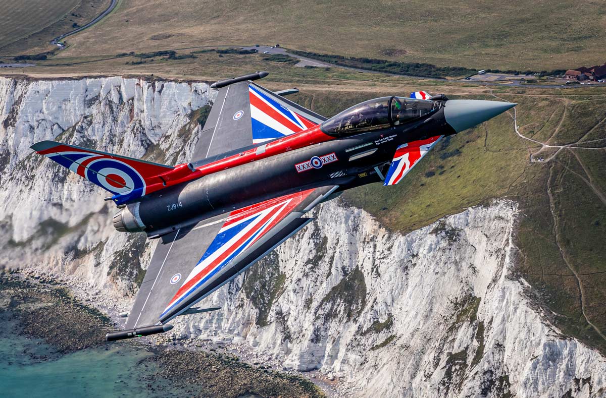 イギリス空軍タイフーン特別塗装機　ドーバー海峡の名所を記念飛行