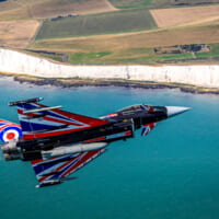 英仏海峡上空を飛ぶタイフーン・ディスプレイ特別塗装機（Image：MOD Crown Copyright）