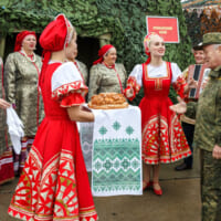 パイを前にしたロシアのバンコフ国防副大臣（Image：ロシア国防省）