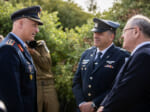 談笑するドイツのゲアハルツ空軍総監とイスラエルのノルキン少将（画像：イスラエル空軍）