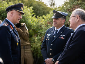 談笑するドイツのゲアハルツ空軍総監とイスラエルのノルキン少将（画像：イスラエル空軍）