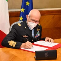取り決め書に署名するロッソ空軍参謀長（画像：イタリア空軍）