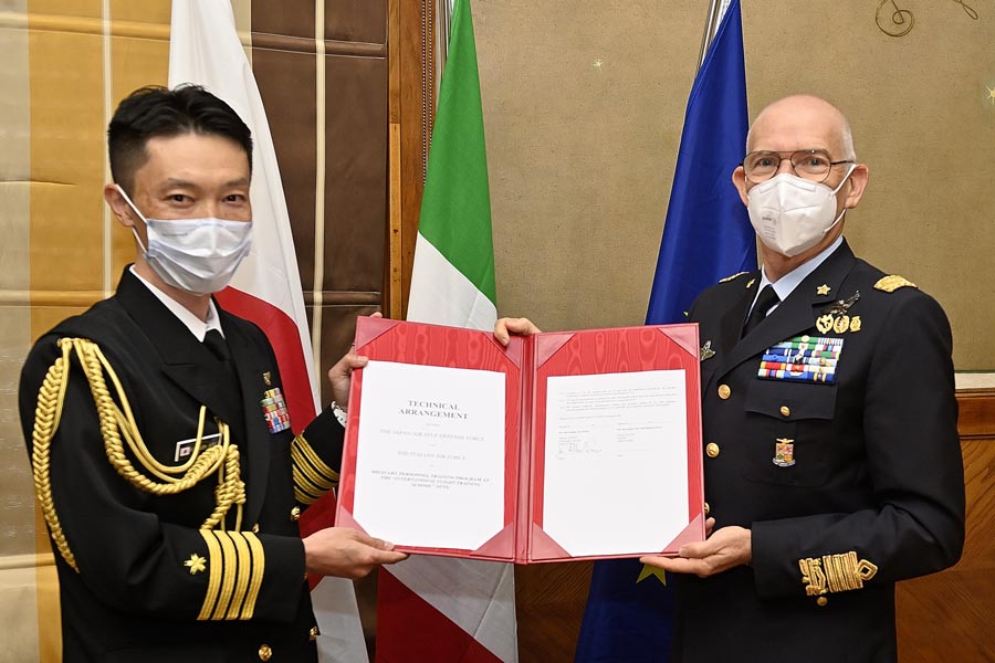 駐イタリア防衛駐在官の阿部1等海佐（左）とロッソ空軍参謀長（画像：イタリア空軍）