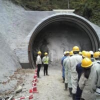 トンネル掘削前のお清め（寿建設提供）