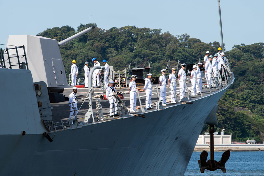 横須賀入港に際し登舷礼を行う駆逐艦ラルフ・ジョンソン乗組員（画像：U.S.Navy）