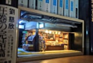 本棚堂書店という店名らしく本棚の中に開店しているという設定