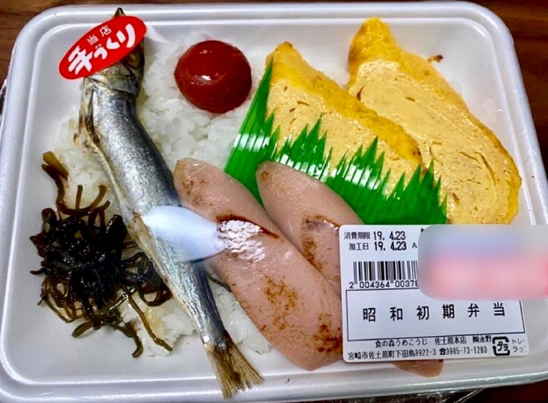 「昭和初期弁当」には、玉子焼きと魚肉ソーセージもご飯の上に乗っていた