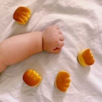 息子さんのふっくらした本当にクリームパンのようの見える美味しそうな手