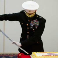 ケーキカットするアメリカ海兵隊募集コマンド司令官のボーム少将（画像：USMC）