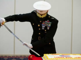 ケーキカットするアメリカ海兵隊募集コマンド司令官のボーム少将（画像：USMC）