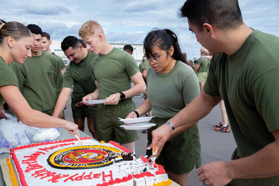 ケーキを取り分ける沖縄キャンプ・ハンセンの海兵隊員（画像：USMC）