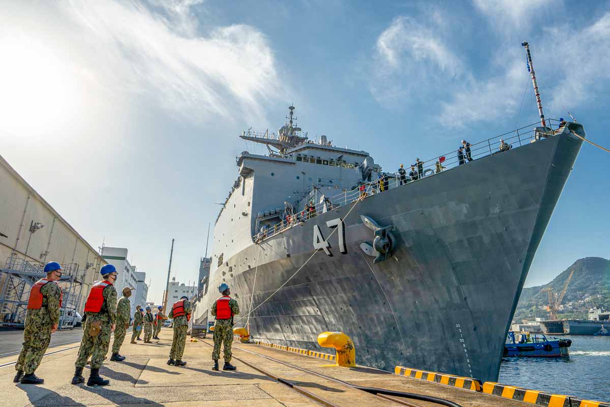 アメリカ海軍佐世保基地に新ドック型揚陸艦ラシュモアが到着