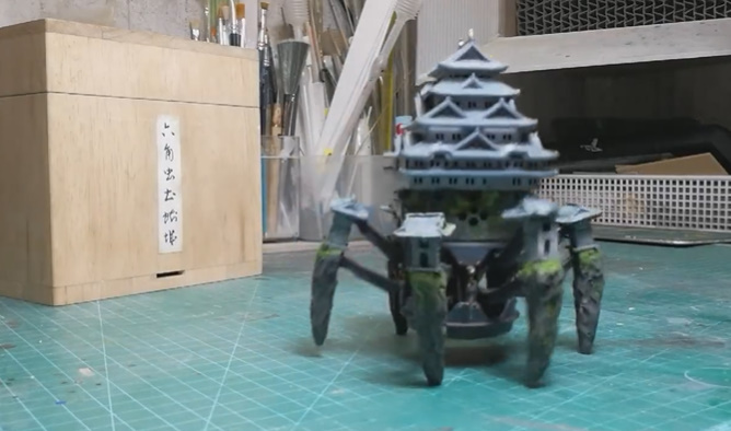 ゴキゲンに散歩する「日本の動く城」　約35秒の動画に目が釘付け