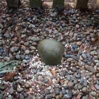 香取神宮の要石は盛り上がった形
